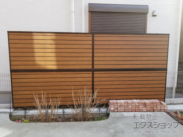 神奈川県横浜市ののフェンス・柵 ルシアスフェンスF02型 横目隠し 木調カラー 2段支柱 自立建て用（パネル2段） 施工例