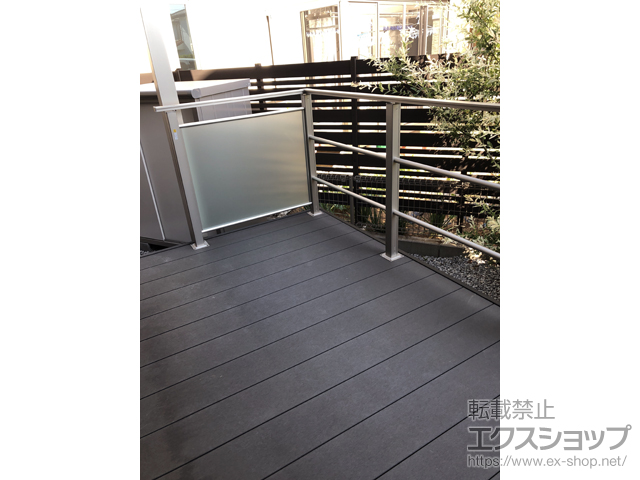 埼玉県草加市ののウッドデッキ リウッドデッキ 200＋独立式 リウッド ステップ2型＋ルシアスデッキフェンスB03型〈横格子2本タイプ〉+B04型〈ポリカパネルタイプ〉 施工例