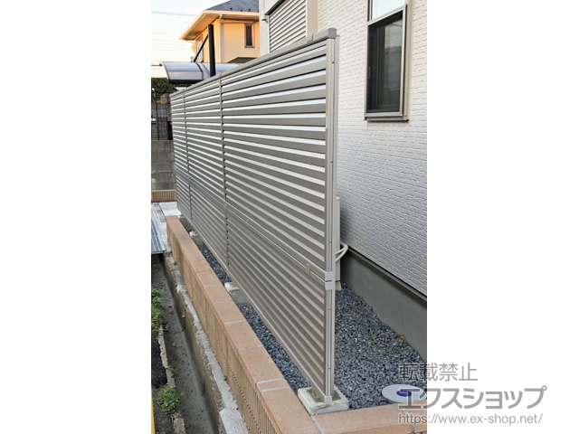 千葉県八千代市ののフェンス・柵 ミエーネフェンス 目隠しルーバータイプ 2段支柱 自立建て用(パネル2段) 施工例