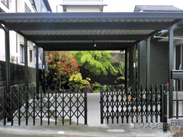 広島県広島市のLIXIL リクシル（トステム）のカーポート テリオスポートIII 1500 4台用 縦連棟 角柱8本柱 積雪〜50cm対応 施工例