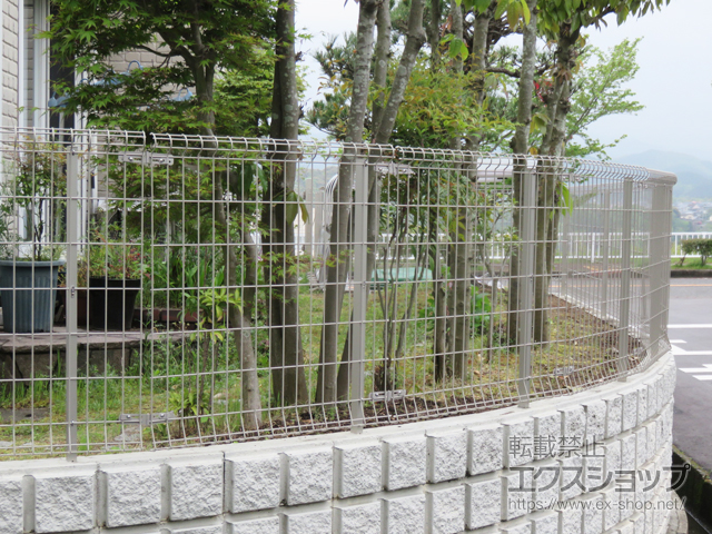 大阪府河内長野市ののフェンス・柵 イーネットフェンス 2F型 自由柱施工 施工例