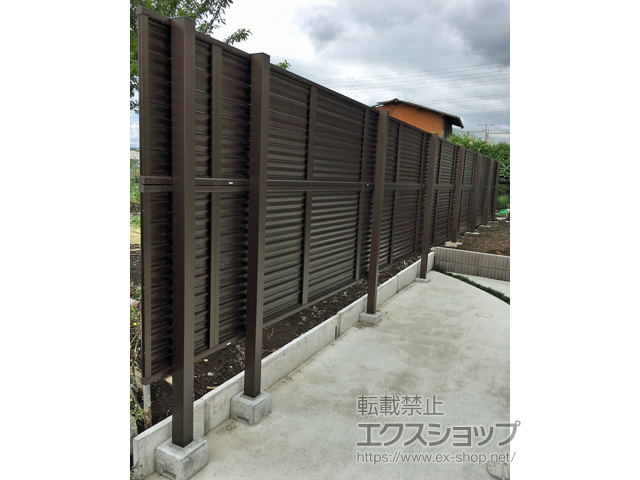 群馬県高崎市ののフェンス・柵 ミエーネフェンス 目隠しルーバータイプ 2段支柱 自立建て用（パネル2段） 施工例