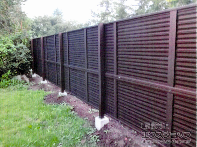埼玉県春日部市ののフェンス・柵 ミエーネフェンス 目隠しルーバータイプ 2段支柱 自立建て用 施工例