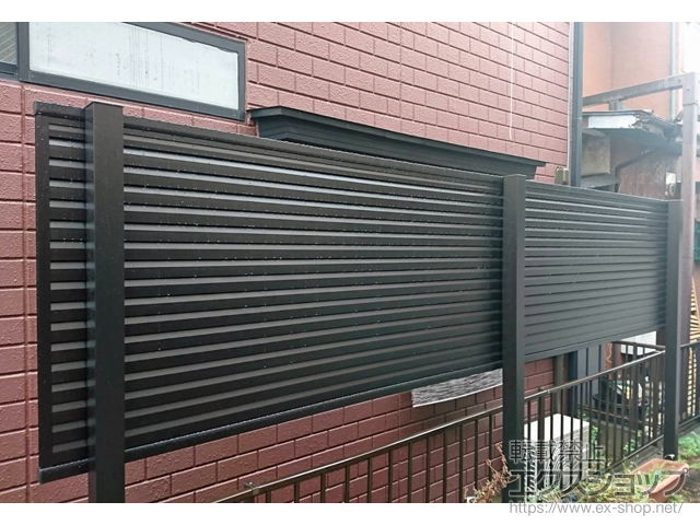 神奈川県厚木市ののフェンス・柵 ミエーネフェンス 目隠しルーバータイプ 2段支柱 自立建て用（パネル1段） 施工例