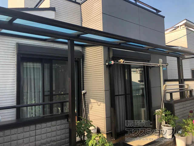 大阪府東大阪市のYKKAPのバルコニー・ベランダ屋根 ヴェクターテラス F型 屋根タイプ 連棟 積雪～20cm対応 施工例