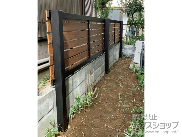 千葉県我孫子市ののフェンス・柵 ルシアスフェンスH02型 横板格子 木調カラー 2段支柱 自立建て用（パネル1段） 施工例