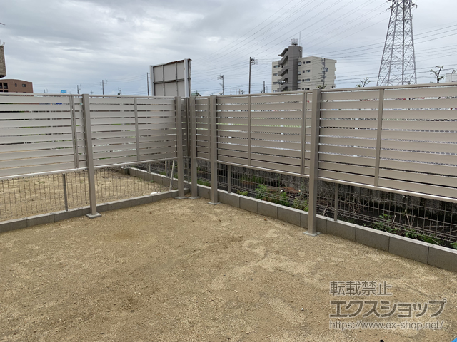 岐阜県岐阜市ののフェンス・柵 ルシアスフェンスF04型 横板 木目カラー 2段支柱 自立建て用 施工例