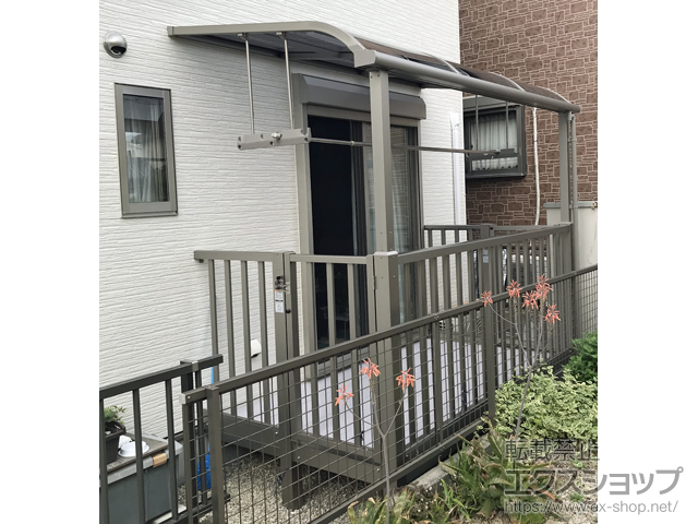 愛知県江南市のLIXIL リクシル（トステム）のバルコニー ビューステージFスタイル 単体 庭置き式 *【両側】扉仕様 施工例