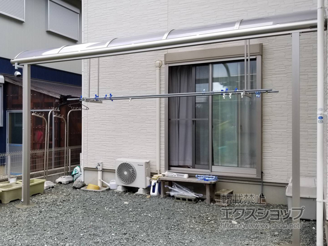 愛知県豊川市ののテラス屋根 ヴェクターテラス R型 テラスタイプ 単体 積雪〜20cm対応＋ヴェクターテラス 吊り下げ式物干し ロング 2本入り×1セット 施工例