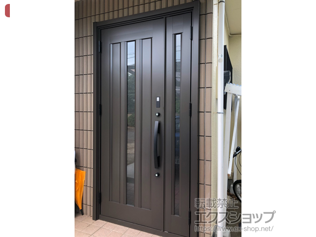 埼玉県さいたま市のLIXIL リクシル（トステム）の玄関ドア リシェント玄関ドア3 アルミ仕様 親子仕様(ランマ無)L C12N型 ※タッチキー仕様(キー付リモコン) 施工例