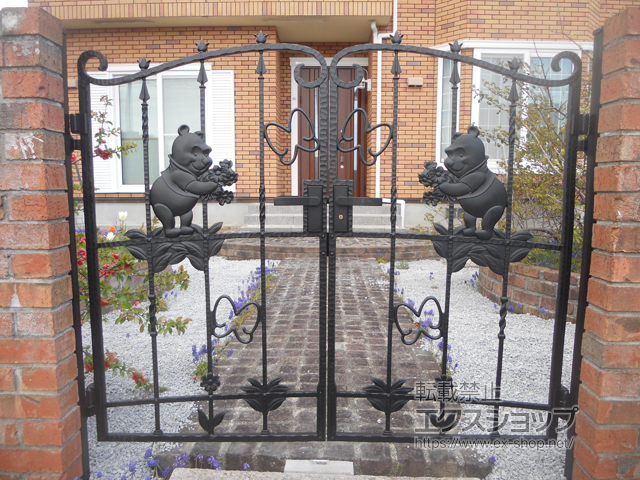滋賀県犬上郡豊郷町のLIXIL リクシル(新日軽)の門扉 ディズニー門扉プーさんA型 両開き 角門柱式 施工例