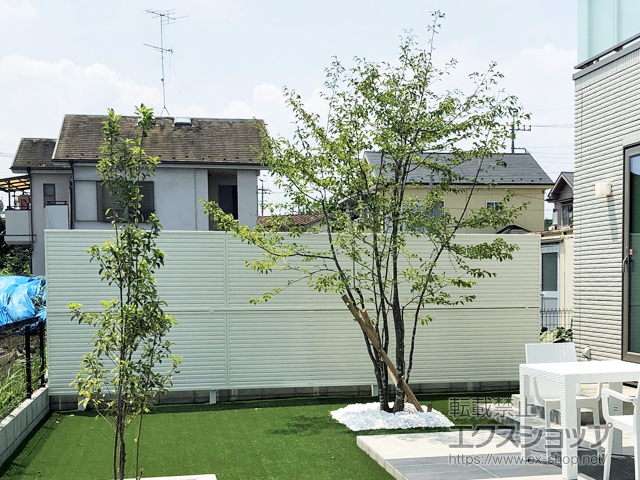 埼玉県入間郡毛呂山町ののフェンス・柵 ミエーネフェンス　目隠しルーバータイプ　2段支柱　自立建て用（パネル2段） 施工例