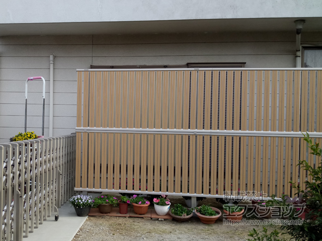 群馬県太田市ののフェンス・柵 ルシアスフェンス　F03型 たて半目隠し 複合カラー 2段支柱 自立建て用（パネル2段） 施工例