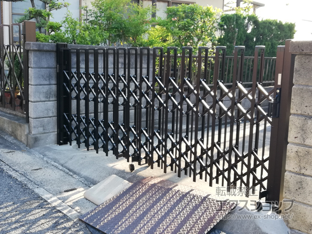 広島県廿日市市ののカーゲート トリップゲート ペットガード型 ノンレール 片開き 30S 施工例