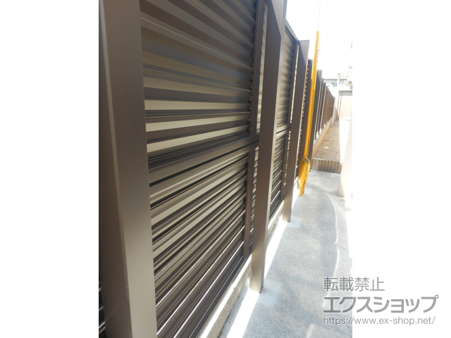 山口県下関市ののフェンス・柵 シンプレオフェンス13型 目隠しルーバー 2段支柱 自立建て用（パネル2段） 施工例