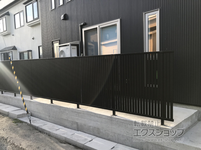 青森県弘前市ののフェンス・柵 シンプレオフェンス4型 たて太格子　 自由柱施工 施工例