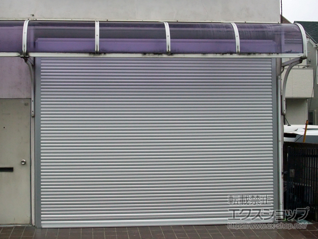埼玉県入間市のLIXIL リクシル（トステム）のガレージシャッター ガレージシャッタークワトロ 電動式 外部付タイプ 施工例