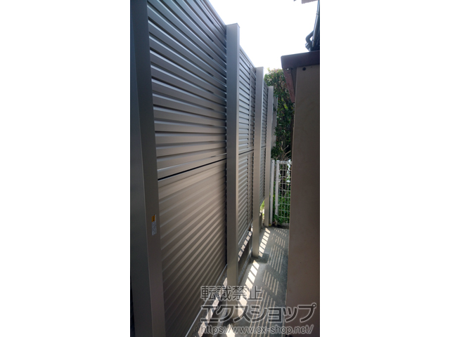 兵庫県加古川市ののフェンス・柵 ミエーネフェンス 目隠しルーバータイプ 2段支柱 自立建て用（パネル2段） 施工例