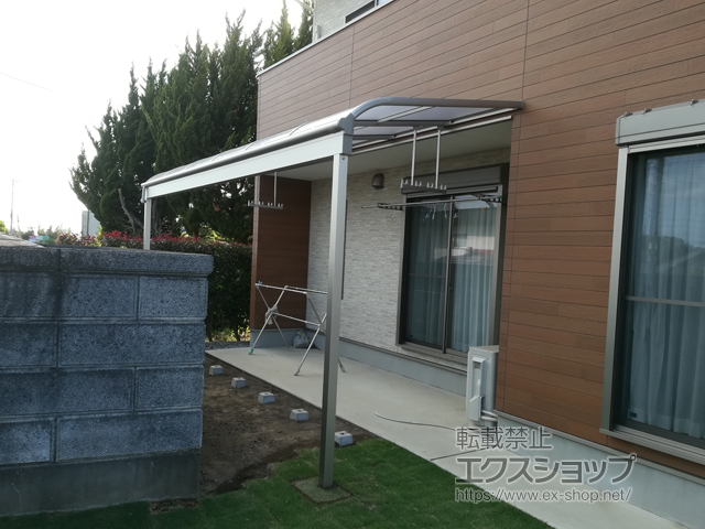 茨城県坂東市ののテラス屋根 ヴェクターテラス R型 テラスタイプ 単体 積雪〜20cm対応＋ヴェクターテラス用吊り下げ物干し ロング2本入り×1セット 施工例