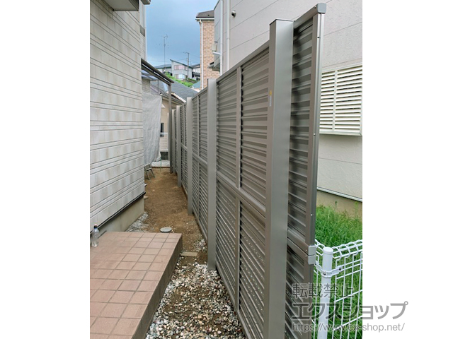 神奈川県横浜市ののフェンス・柵 ミエーネフェンス 目隠しルーバータイプ 2段支柱 自立建て用（パネル2段） 施工例