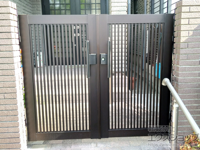 愛知県名古屋市のの門扉 シンプレオ門扉2型 縦格子 両開き 門柱使用 施工例