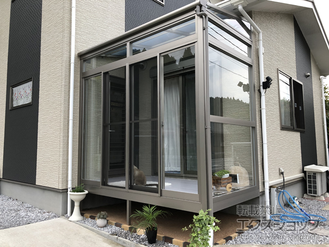 宮崎県宮崎市ののテラス囲い・サンルーム サニージュ F型 床納まり ランマ付 積雪〜20cm対応 *片袖納まり 施工例