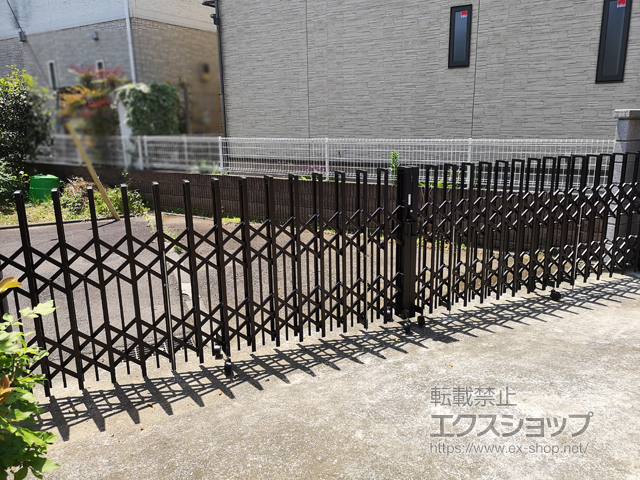 東京都町田市ののカーゲート トリップゲート ペットガード型 ノンレール 両開き*60W 施工例