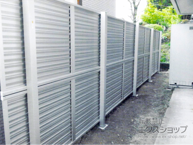 鹿児島県霧島市ののフェンス・柵 ミエーネフェンス 目隠しルーバータイプ 2段支柱 自立建て用（パネル2段） 施工例