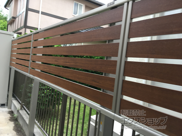 神奈川県横浜市ののフェンス・柵 ルシアスフェンスF04型 横板 木目カラー 2段支柱 自立建て用（パネル1段） 施工例