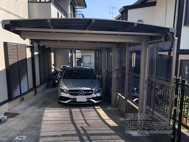 神奈川県横浜市ののカーポート フーゴA (アーチスタイル) 縦連棟 積雪〜20cm対応＋ フーゴA サイドパネル 施工例