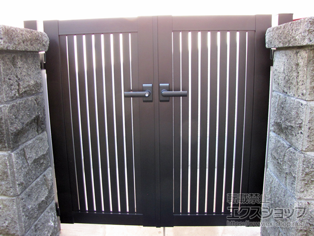 神奈川県横浜市のの門扉 シンプレオ門扉4型 縦太格子 両開き 門柱使用 施工例