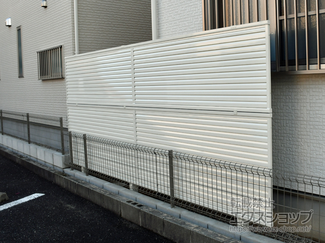 愛知県名古屋市ののフェンス・柵 ミエーネフェンス 目隠しルーバータイプ 2段支柱 自立建て用（パネル2段） 施工例