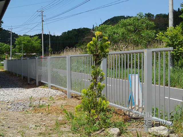 ののフェンス・柵 シンプレオフェンスT1型 縦格子22本　2段支柱 自立建て用(パネル1段) 施工例