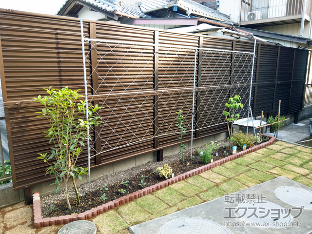 千葉県市原市ののフェンス・柵 ミエーネフェンス 目隠しルーバータイプ 3段支柱 自立建て用（パネル2段） 施工例