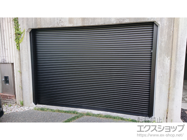 大阪府高槻市のLIXIL リクシル（トステム）のガレージシャッター ガレージシャッタークワトロ 電動式 内部付タイプ 施工例