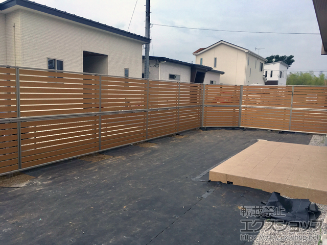 埼玉県児玉郡上里町ののフェンス・柵 ルシアスフェンスF04型 横板 木目カラー 2段支柱 自立建て用（パネル2段） 施工例