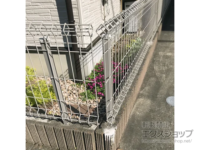 神奈川県相模原市のLIXIL(リクシル)のフェンス・柵・塀 メッシュフェンスA型[スチール製] 自在柱式 施工例
