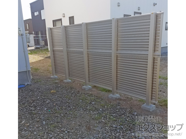 北海道千歳市ののフェンス・柵 ミエーネフェンス 目隠しルーバータイプ 2段支柱 自立建て用 施工例