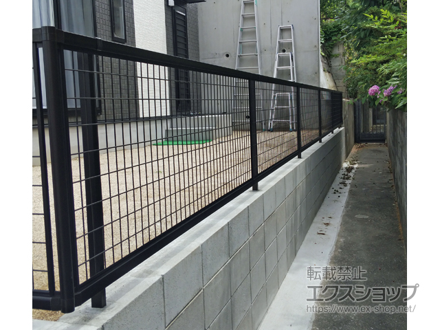 福岡県福岡市ののフェンス・柵 シンプレオフェンスM2型 縦井桁メッシュ 自由柱施工 施工例