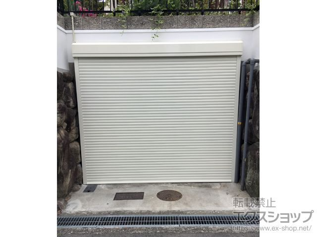 大阪府豊中市のLIXIL リクシル（トステム）のガレージシャッター ガレージシャッタークワトロ 電動式 外部付タイプ 施工例