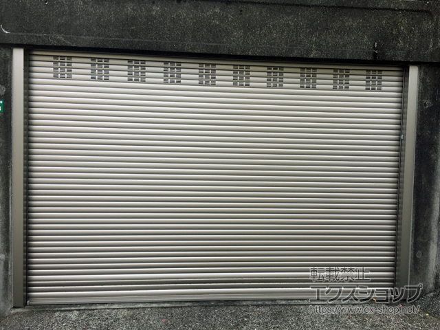 福岡県福岡市のLIXIL リクシル（トステム）のガレージシャッター ガレージシャッタークワトロ 電動式 内部付タイプ ※外部停電時開閉機構 施工例