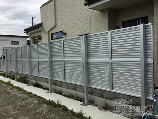 埼玉県越谷市ののフェンス・柵 ミエーネフェンス 目隠しルーバータイプ 2段支柱 自立建て用（パネル2段） 施工例