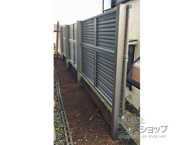 静岡県三島市ののフェンス・柵 ミエーネフェンス 目隠しルーバータイプ 2段支柱 自立建て用（パネル2段）〈C〉 施工例