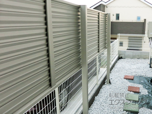 東京都町田市ののフェンス・柵 ミエーネフェンス 目隠しルーバータイプ 2段支柱 自立建て用（パネル1段） 施工例