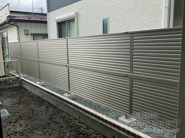 岩手県北上市ののフェンス・柵 ミエーネフェンス 目隠しルーバータイプ 自由柱施工 施工例