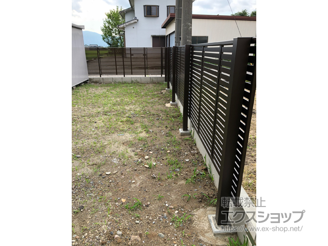 富山県南砺市ののフェンス・柵 シンプレオフェンス3型 横太格子 自由柱施工 + 2段支柱 自立建て用(パネル1段) 施工例