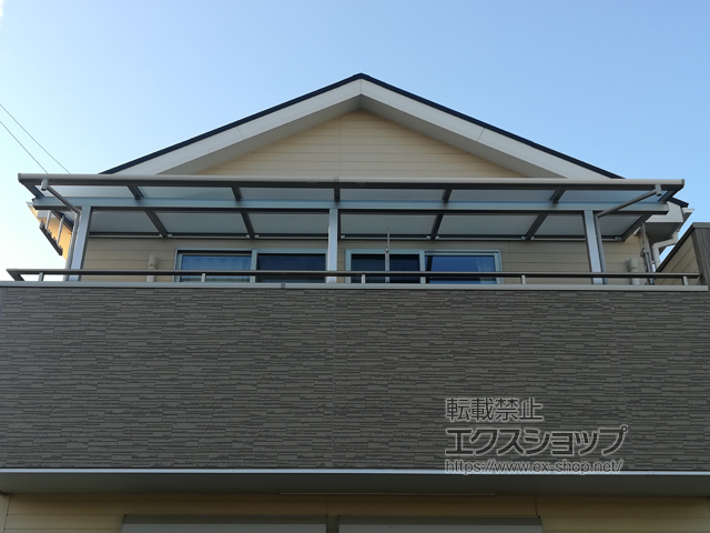 愛知県一宮市ののバルコニー・ベランダ屋根 ソラリア F型 屋根タイプ 連棟 積雪〜20cm対応＋ラリア 吊り下げ式 固定物干し 標準 2本入り×1セット 施工例