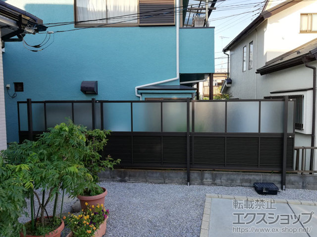 埼玉県狭山市ののフェンス・柵 ライシスフェンスP型＋ライシスフェンス13型 アルミ多段柱使用（パネル2段） 施工例