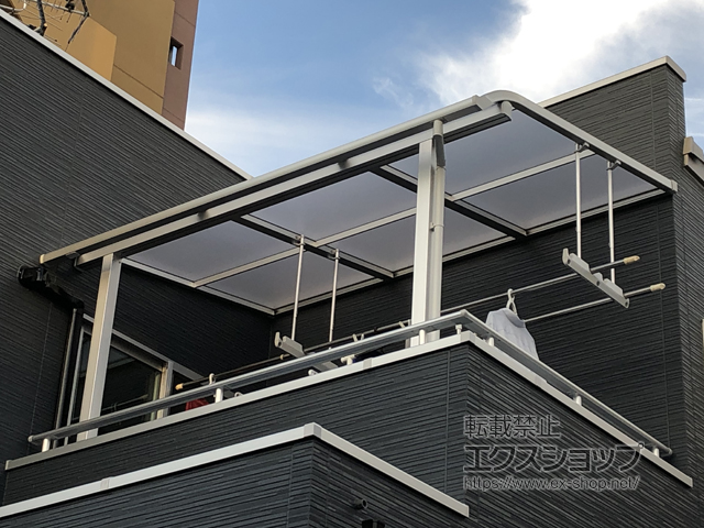 大阪府岸和田市ののバルコニー・ベランダ屋根 スピーネ R型 屋根タイプ 単体 積雪〜20cm対応＋吊り下げ式物干しAセット 標準 施工例
