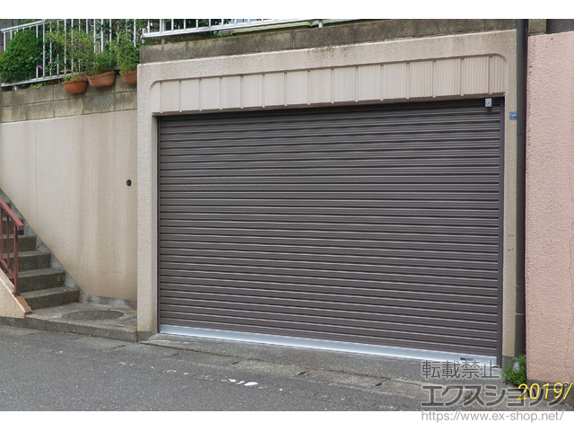 神奈川県座間市ののガレージシャッター プラテアII スチールタイプ 内蔵 電動式 施工例